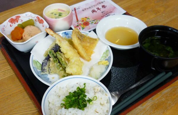 開所記念のイベント食（鯛めし・天ぷら等）