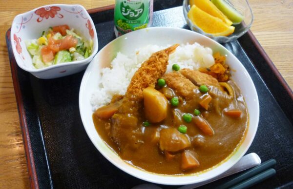 有料老人ホーム｢プレミアムランチ（カツカレー･エビフライ添え）