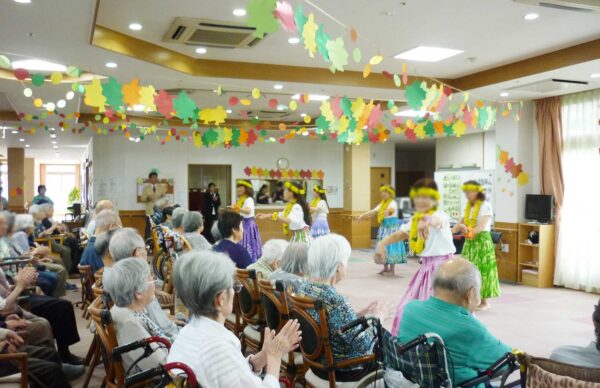 ボランティアによるフラダンス鑑賞（敬老会）