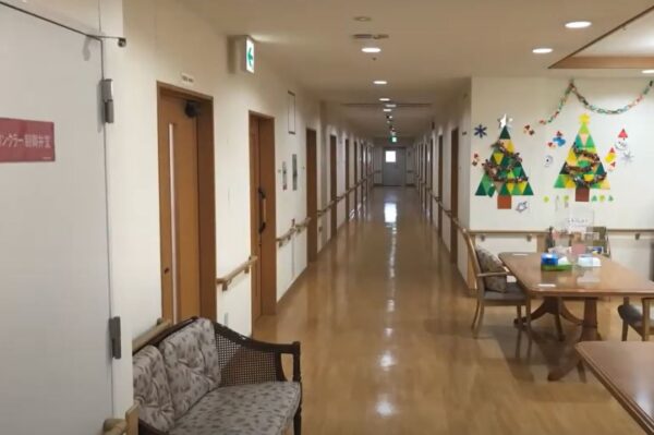 そんぽの家京成大久保（廊下）